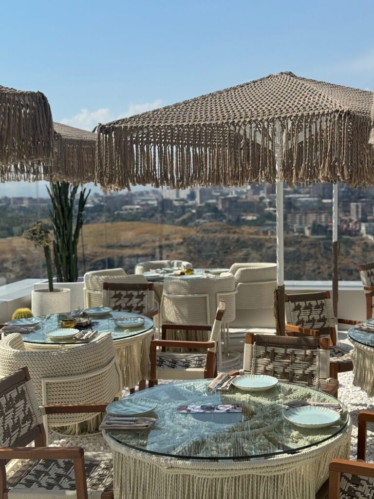 Jannet Macramé Table